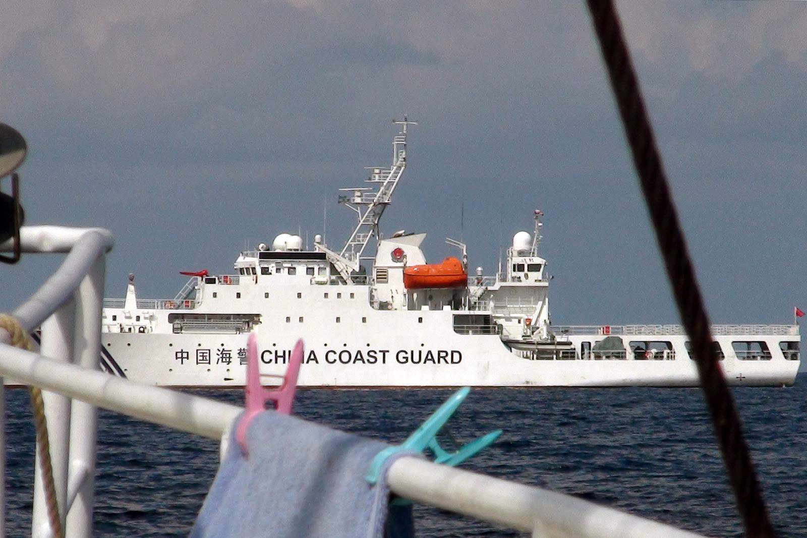 白色的中国海警船，上面写有中国海警的中文。