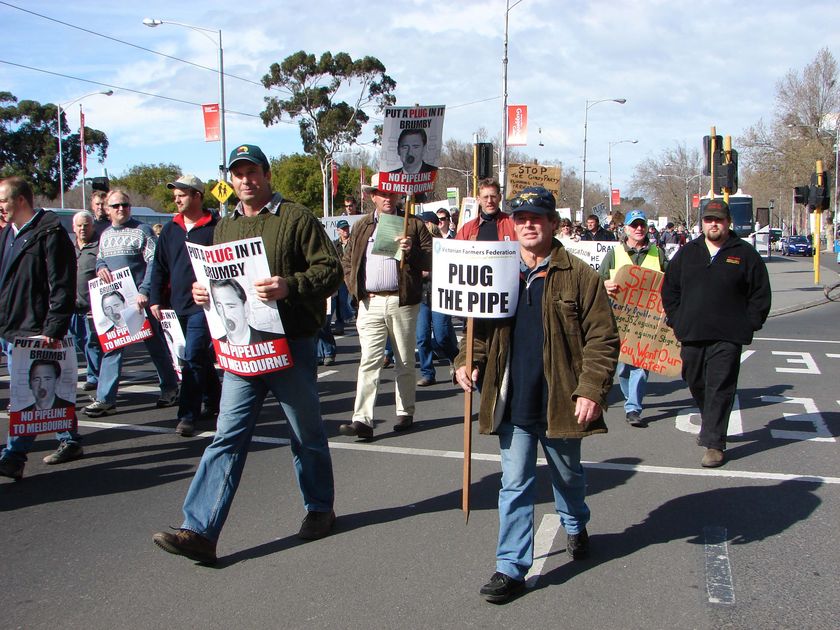 Protesters rally in Melb against water plan - ABC News