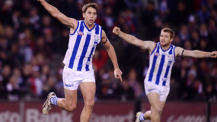 North Melbourne has re-signed Jamie MacMillan until the end of the 2015 season.