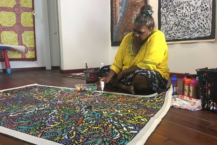 Louise Numina sedang melukis di Darwin