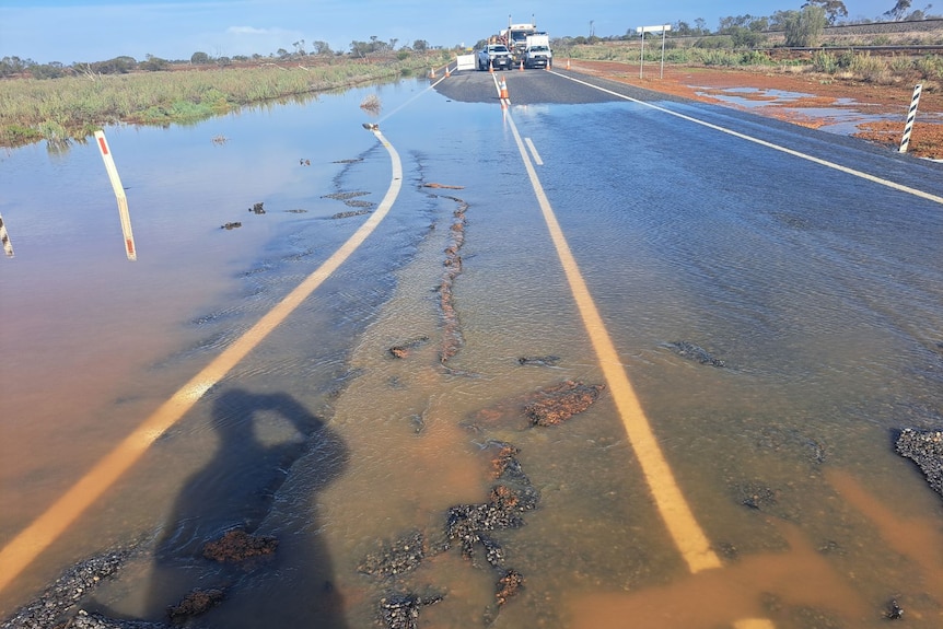 una carretera dañada por el agua 