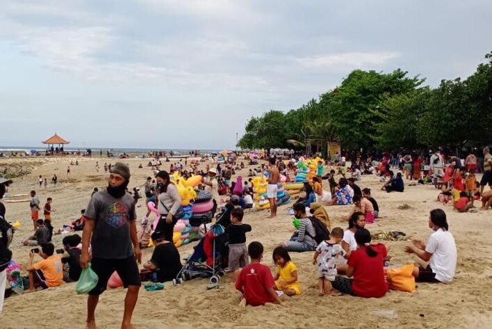 A very crowded beach in Bali