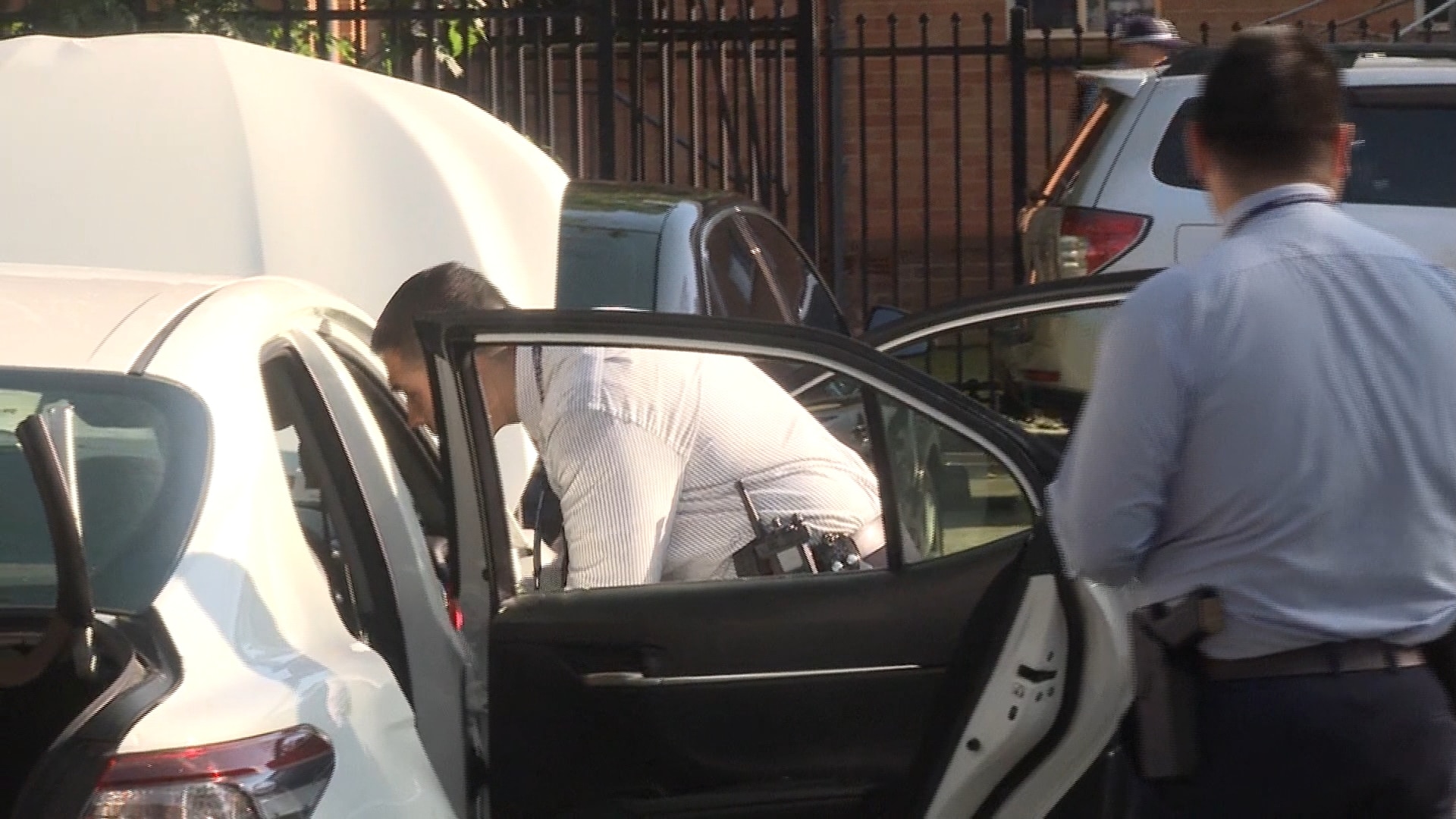 Investigadores de Nueva Gales del Sur inspeccionan un automóvil donde encontraron a un hombre apuñalado, atado y golpeado en el maletero