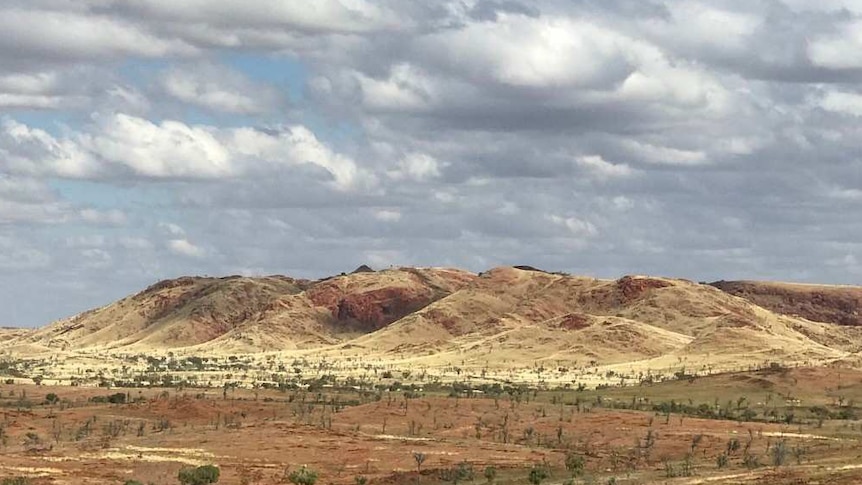 A dusty West Australian desert range.