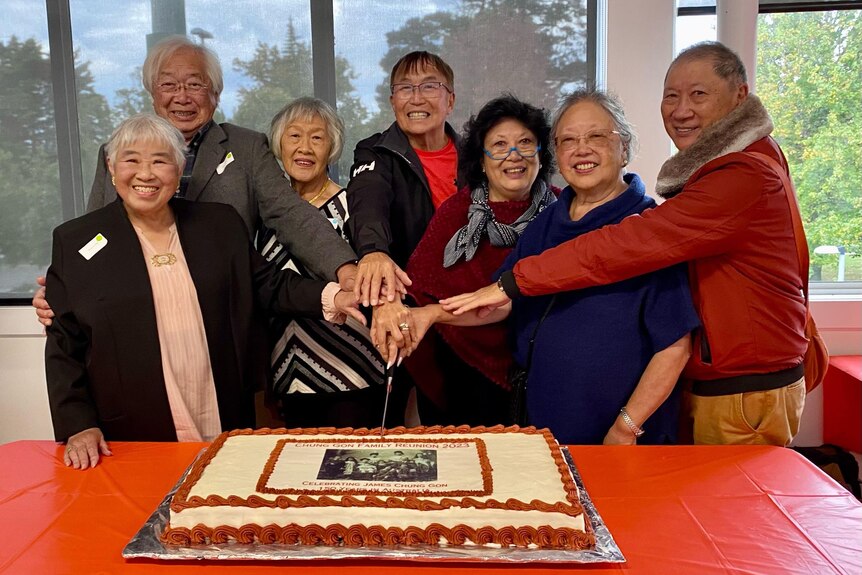 钟润的七个孙子辈成员在四月份的聚会上。