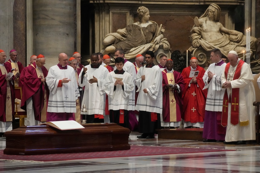 教皇弗朗西斯在乔治佩尔的葬礼上祈祷。