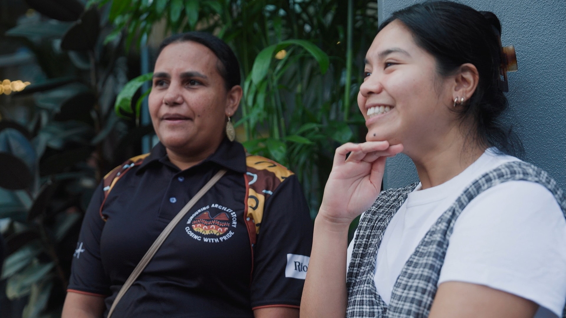 Shonece Purdie e Allanna conversam com um repórter da ABC sobre o encontro com as matildas no hotel onde estavam hospedadas