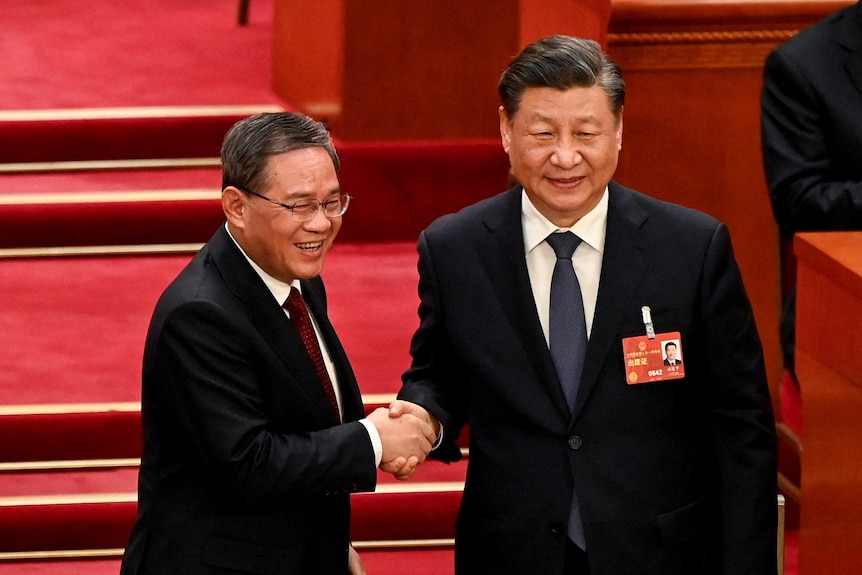 Xi Jinping shakes hands with Li Qiang.