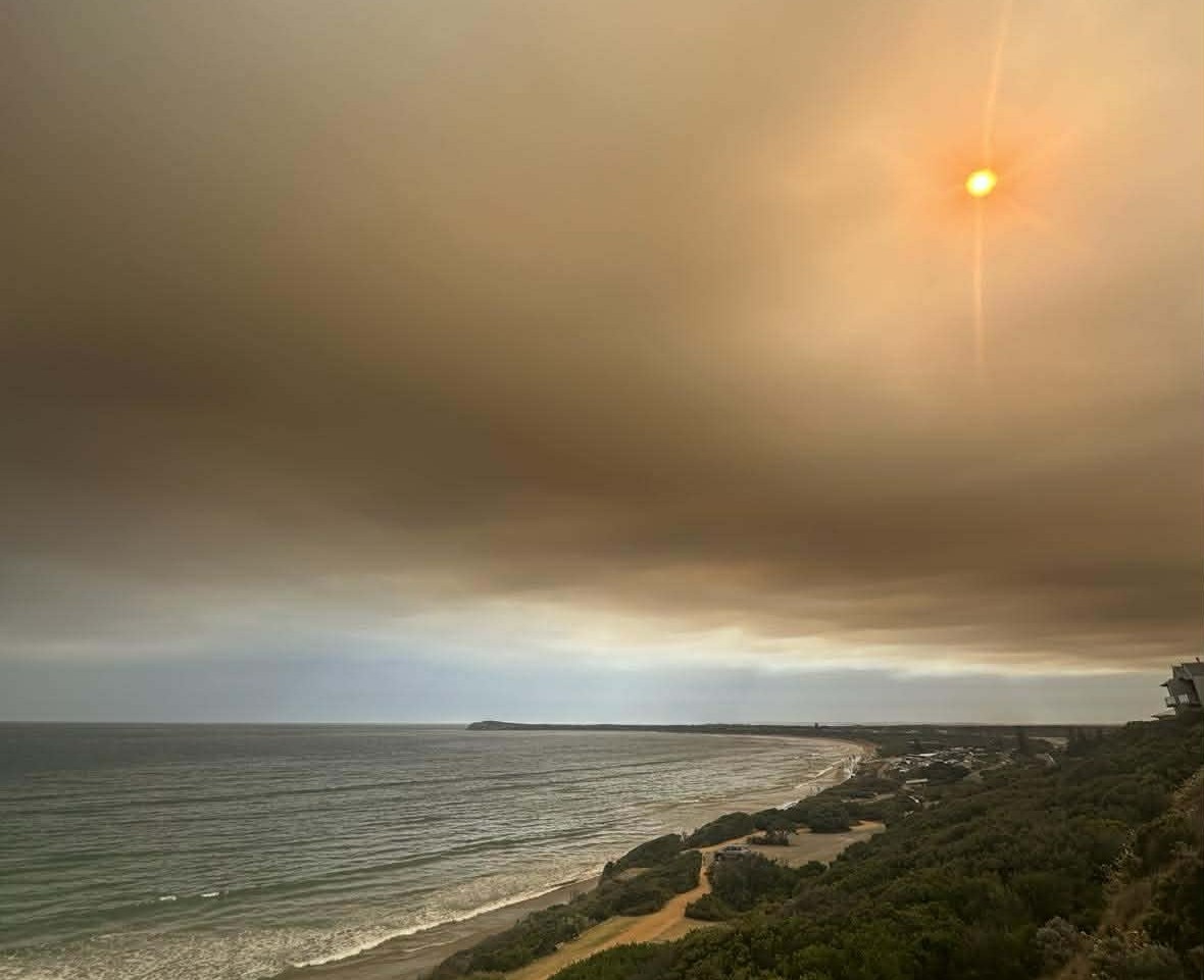 Fumaça intensa é vista em incêndios florestais perto da costa de Ocean Grove.