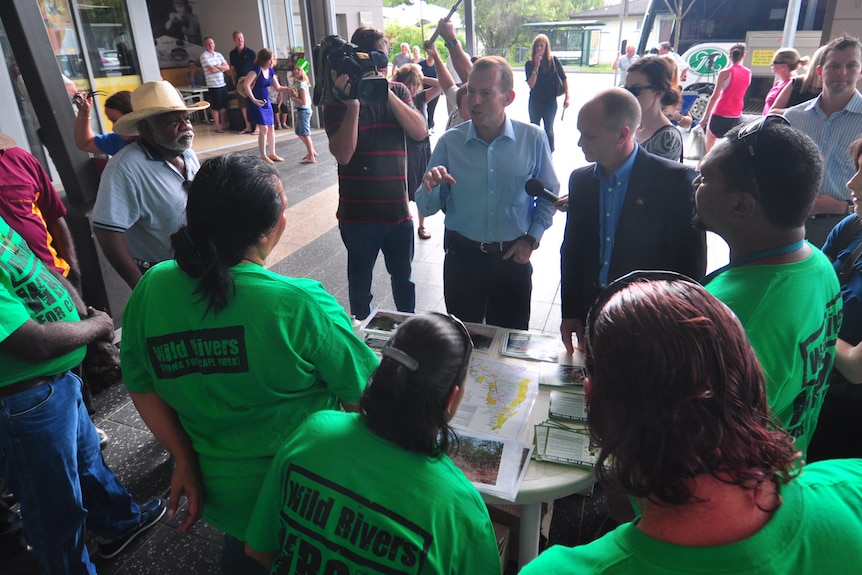 Tony Abbott and Campbell Newman talk to a opponents of the Wild Rivers legislation