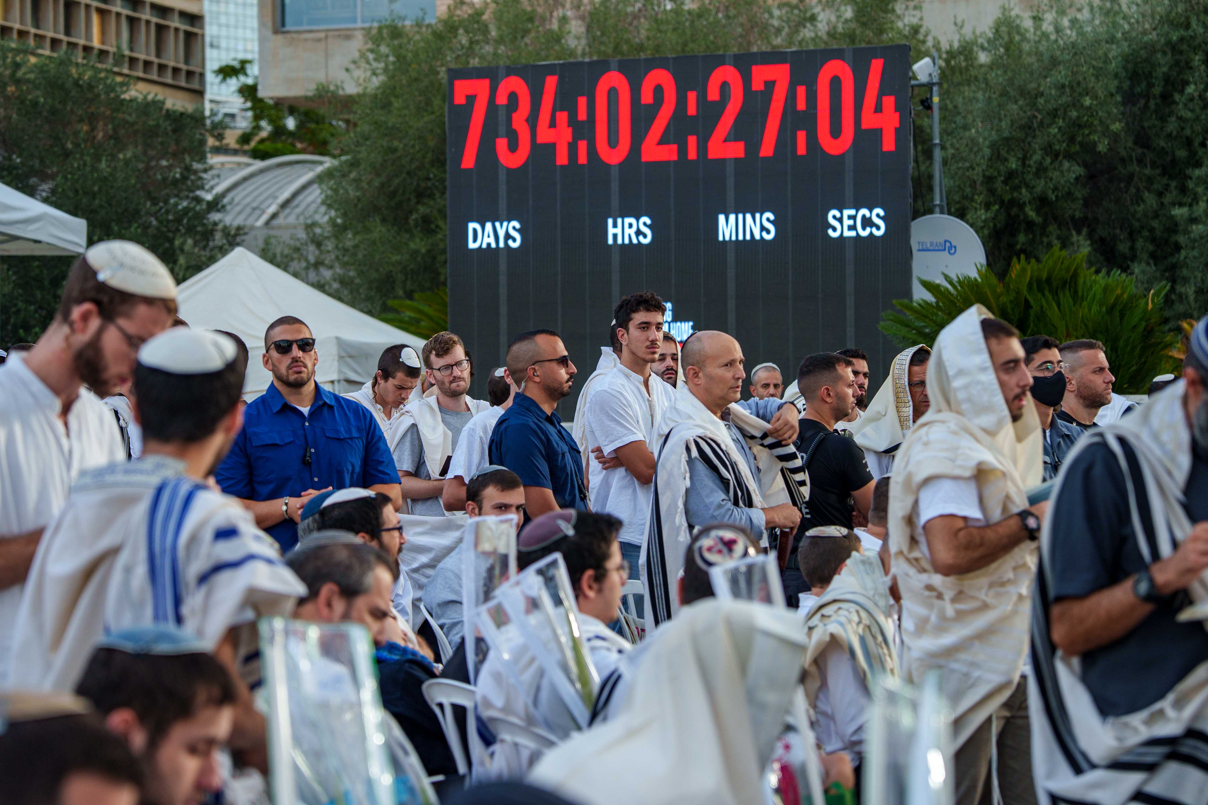 A big sign with 734 days written on it