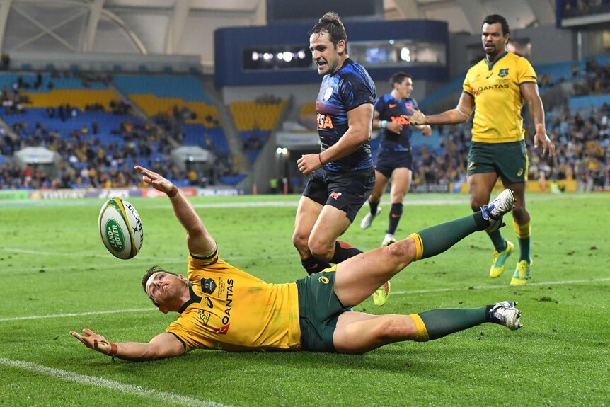 Benard Foley tries to catch the ball on the ground against the Pumas.