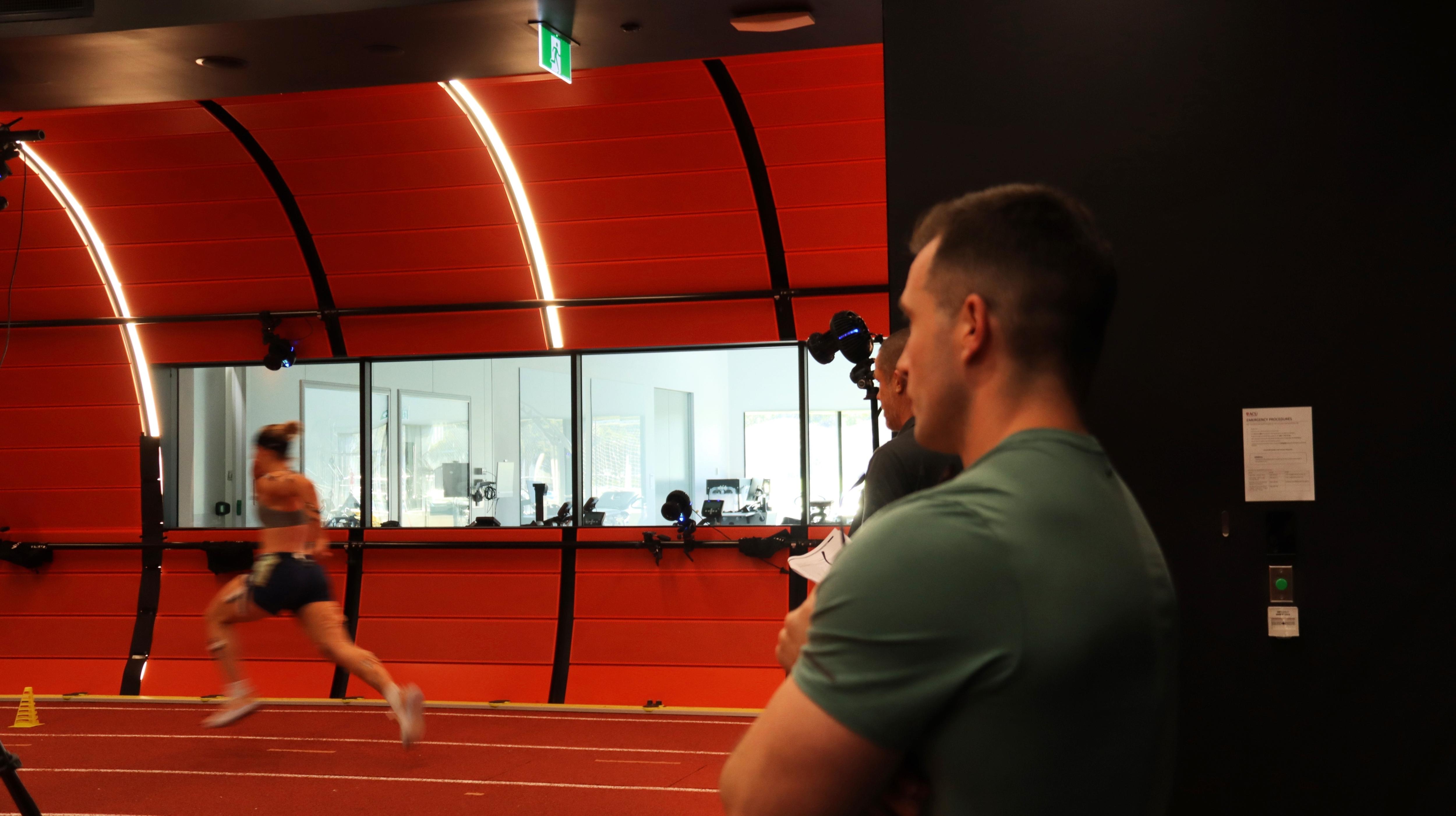 Un científico del deporte observa una prueba de carrera.