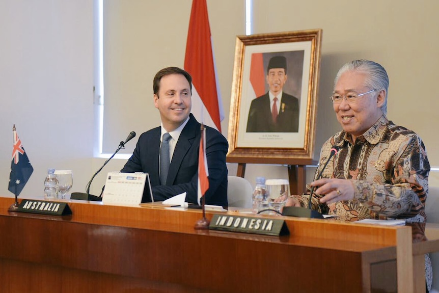 Australian Trade Minister Steven Ciobo smiles at his Indonesian counterpart Enggartiasto Lukita.