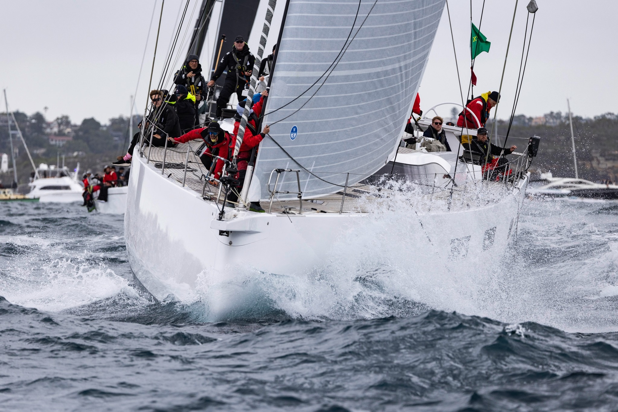 um iate correndo pelas ondas