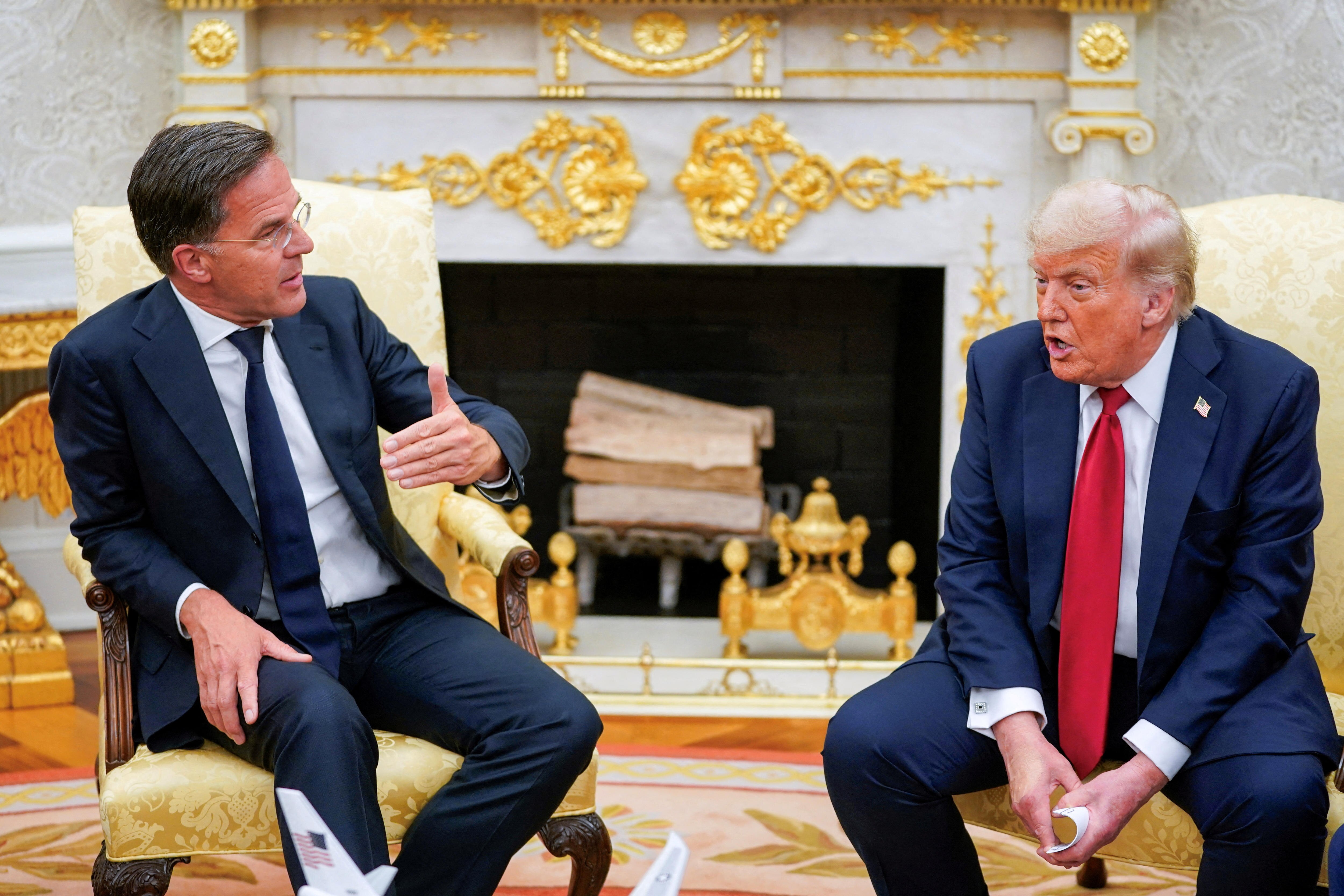 Mark Rutte and Donald Trump in conversation while seated in the Oval Office.