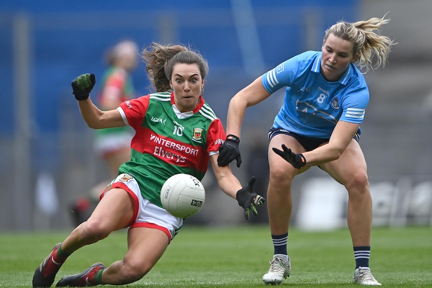 Niamh Kelly of Mayo in action against Jennifer Dunne of Dublin in a Gaelic match