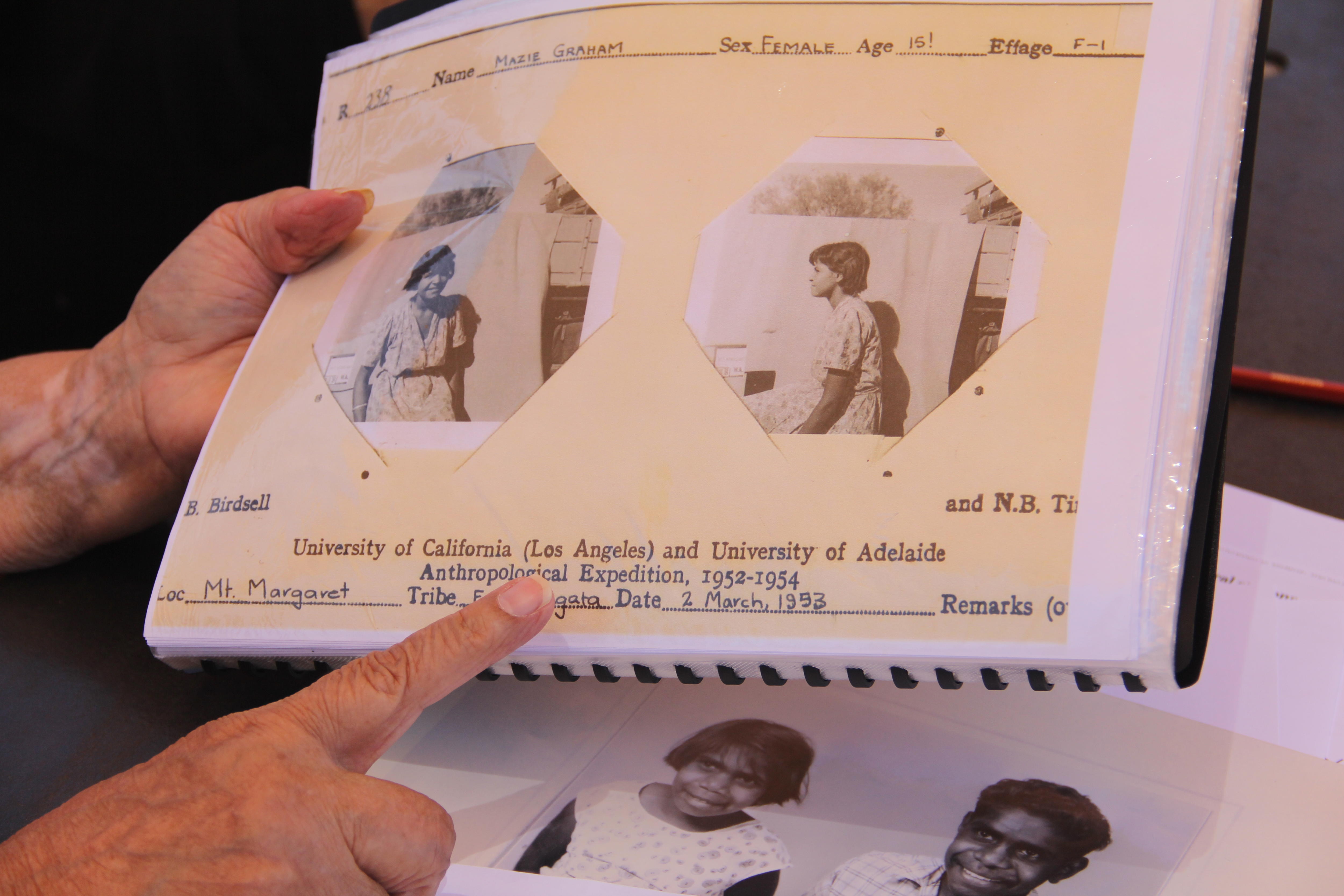 Maisie señala el perfil de Tindale