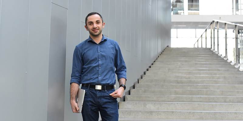 homem de terno sorrindo para a câmera