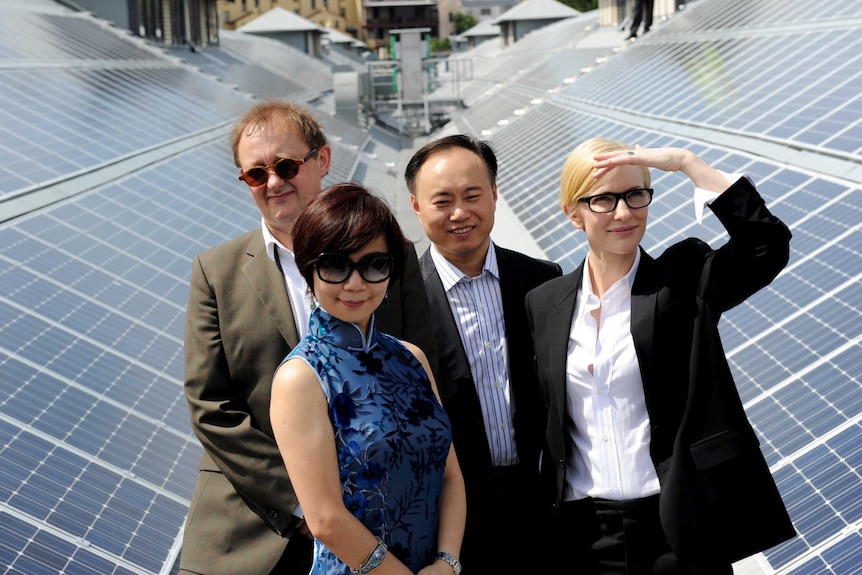 档案照片：2011年，在悉尼举行的太阳能电池板发布会上，凯特·布兰切特（Cate Blanchett）（右）和安德鲁·厄普顿（Andrew Upton）（左）与施正荣博士及其妻子史蒂芬（Vivienne Shi）（前）的合影。