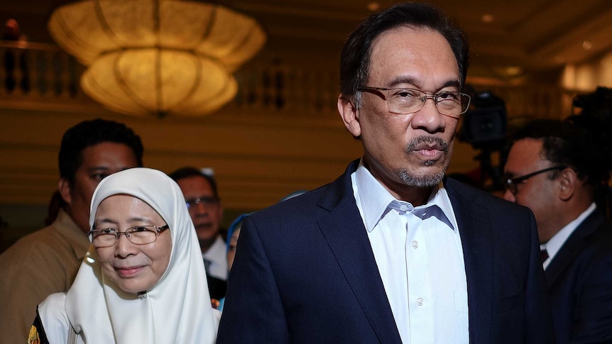Anwar Ibrahim and Wan Azizah arrive at court of appeals