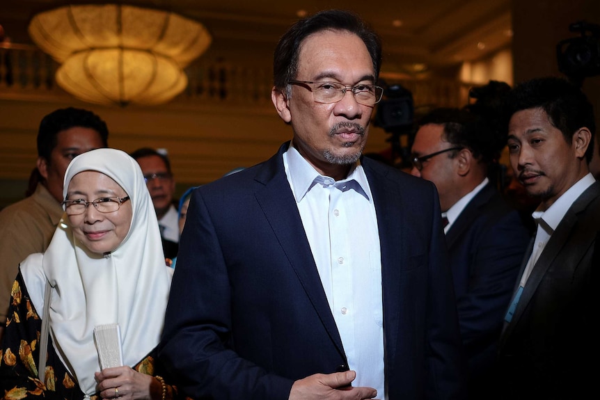 Anwar Ibrahim and Wan Azizah arrive at court of appeals