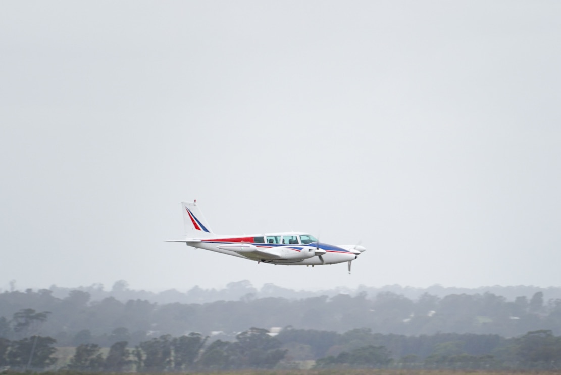 Avión en el cielo aterriza en la pista