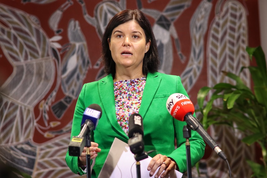 Natasha Fyles, ministre de la Santé du Territoire du Nord, lors d'une conférence de presse.