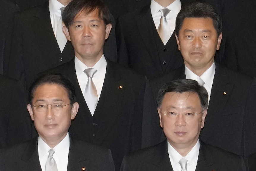 日本首相岸田文雄(左下)表示，他的政党已经决定开除日本众议院议员池田j佳隆(右后)。