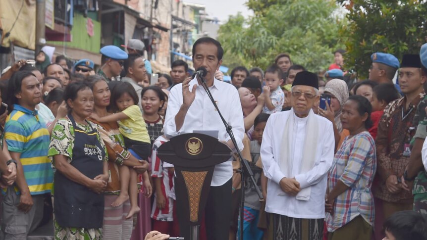 Jokowi menyampaikan pidato kemenangan di kampung deret, Johar Baru, Jakarta Pusat (21/5/2019).