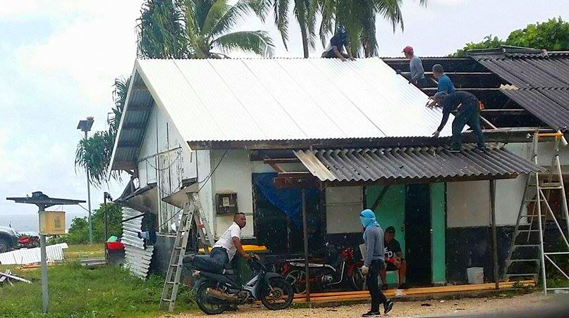 Replacing asbestos roofing on Nauru