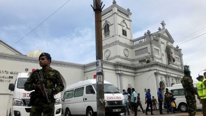Petugas keamanan berjaga di gereja Sri Lanka pasca ledakan bom.