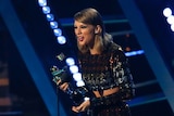 Taylor Swift accepts VMA award
