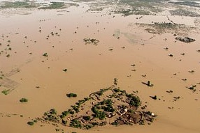 Floodwaters spreading for hundreds of kilometres in Sindh, Pakistan, on August 12, 2010. (Getty Images: Paula Bronstein)
