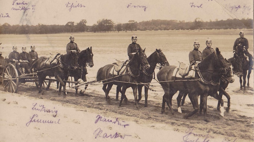 Group of German artillery soldiers