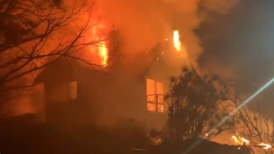 Sydney News Hunters Hill Mansion Destroyed By Fire Burst Pipe Creates Caringbah Crater Abc News