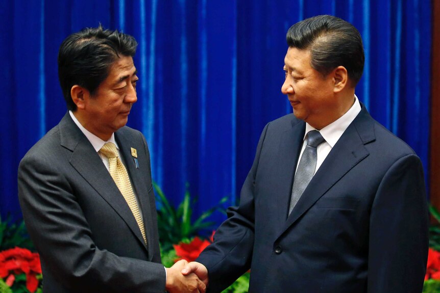 Xi Jinping and Shinzo Abe shake hands