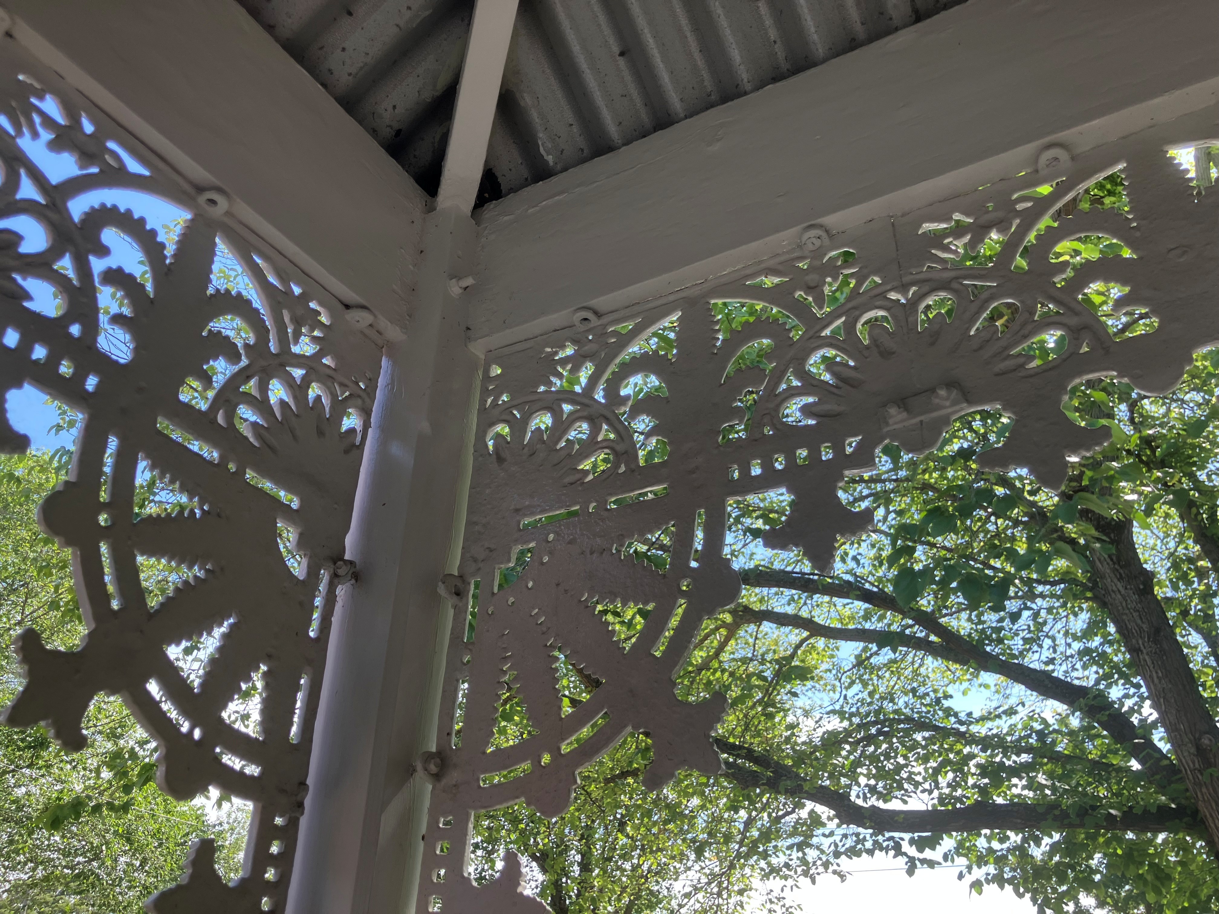 Arquitraves na varanda de uma casa antiga. 