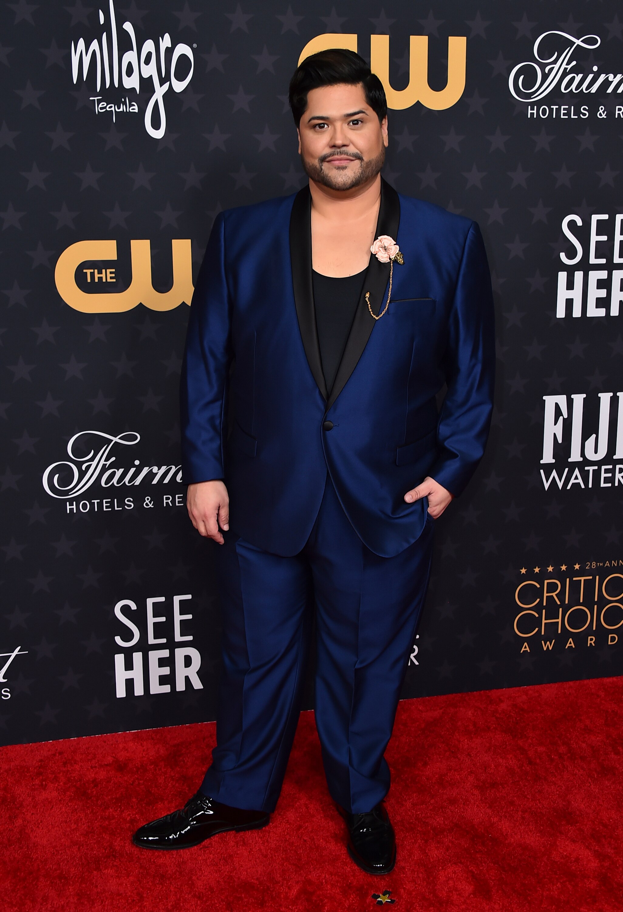 Harvey Guillén has gone both formal and casual with a royal blue suit with a black singlet underneath.