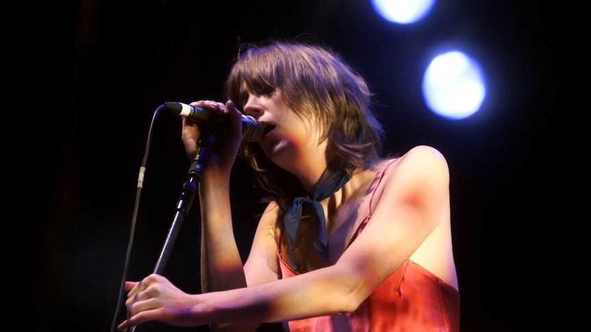Beth Orton singing into a microphone live in the year 2000