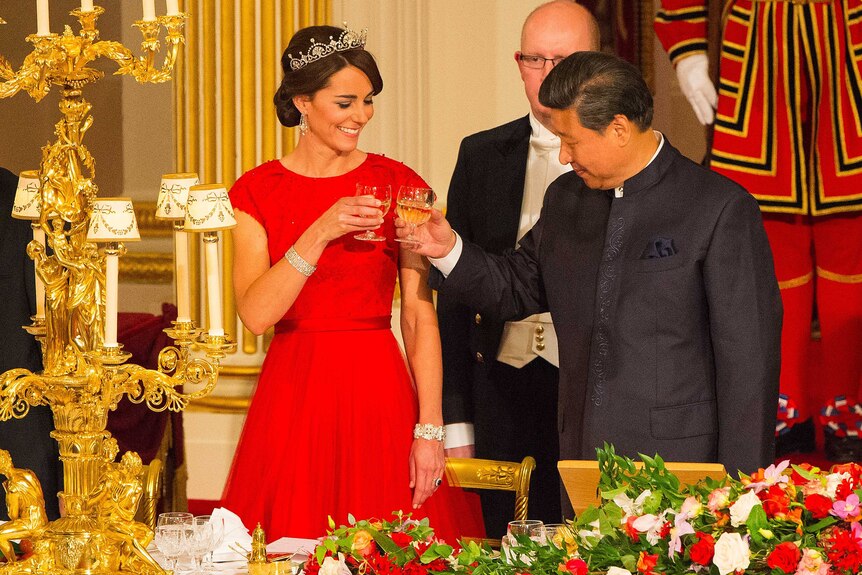 Chinese president Xi Jinping raises a glass with Britain's Catherine, Duchess of Cambridge