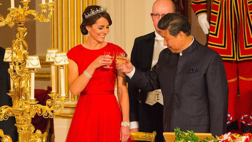 Chinese president Xi Jinping raises a glass with Britain's Catherine, Duchess of Cambridge