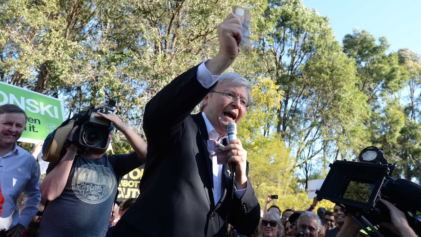 Kevin Rudd waves money during stump speech in Western Sydney