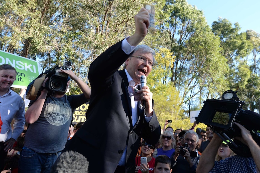 Kevin Rudd waves money during stump speech in Western Sydney