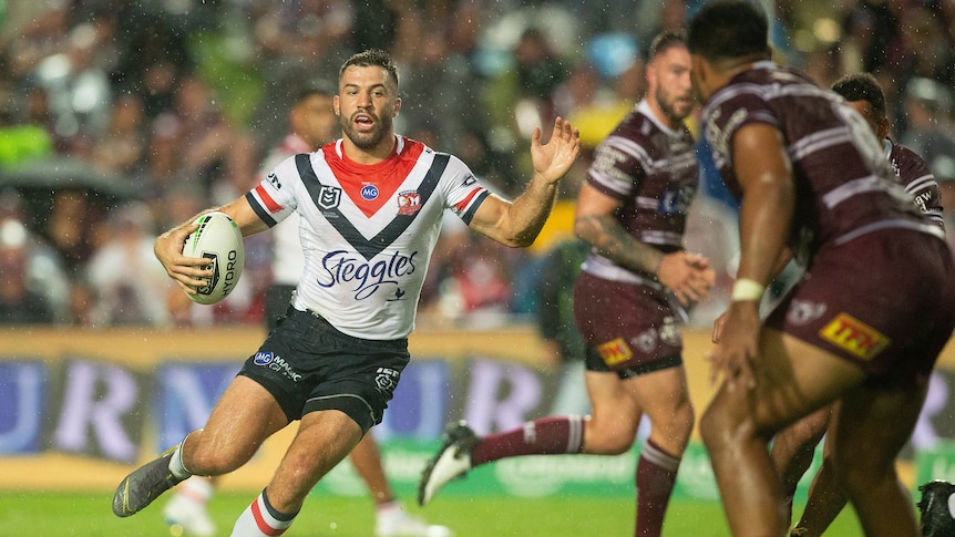 James Tedesco jinks in his run with the ball for the Sydney Roosters in an NRL match against the Manly Sea Eagles