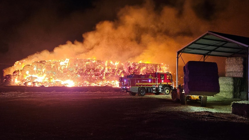 维多利亚州北部凯朗附近有 6,000 个干草捆被毁，工作人员连夜努力控制“大火”。