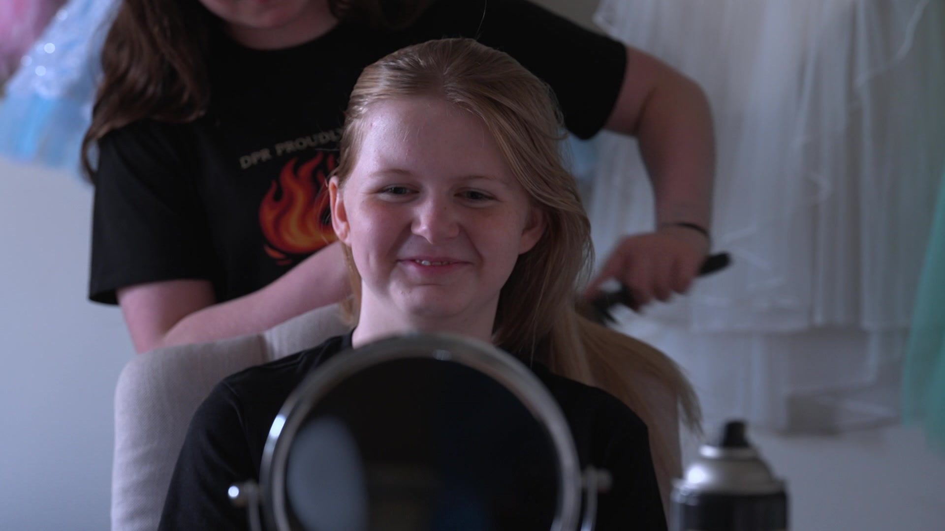 Una joven se cepilla el pelo