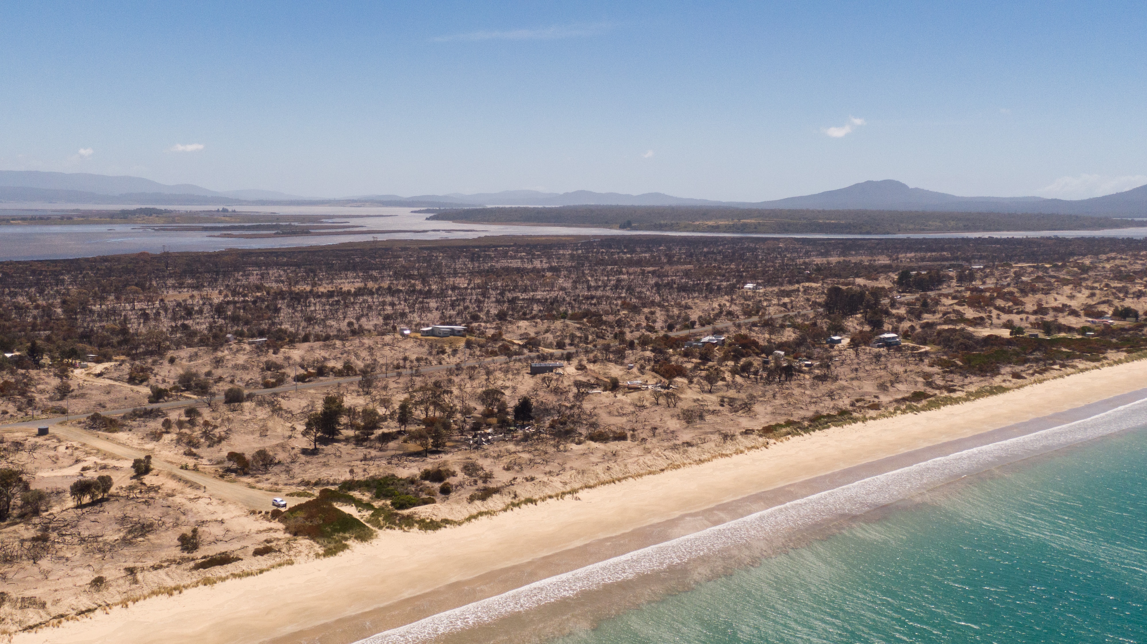 Imágenes tomadas con drones de un enclave de playa con vegetación quemada