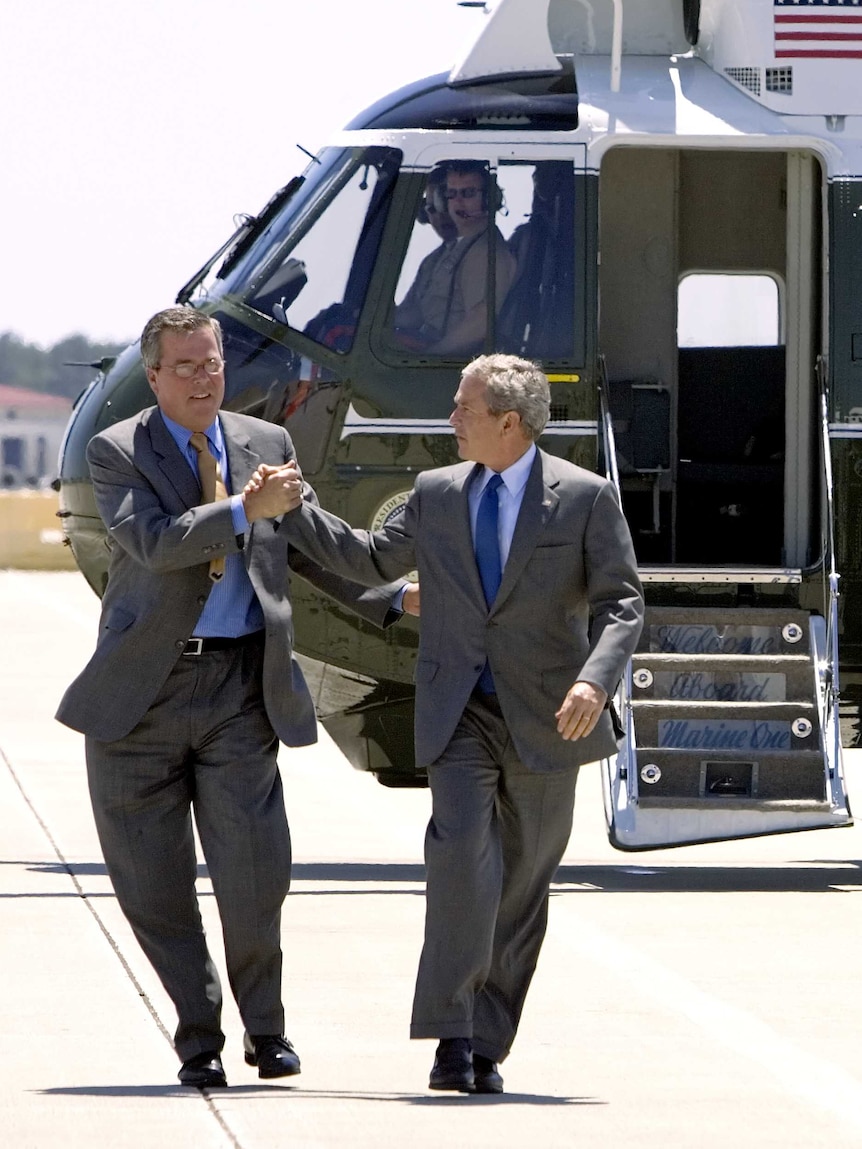 Jeb Bush and George W Bush leave Marine One