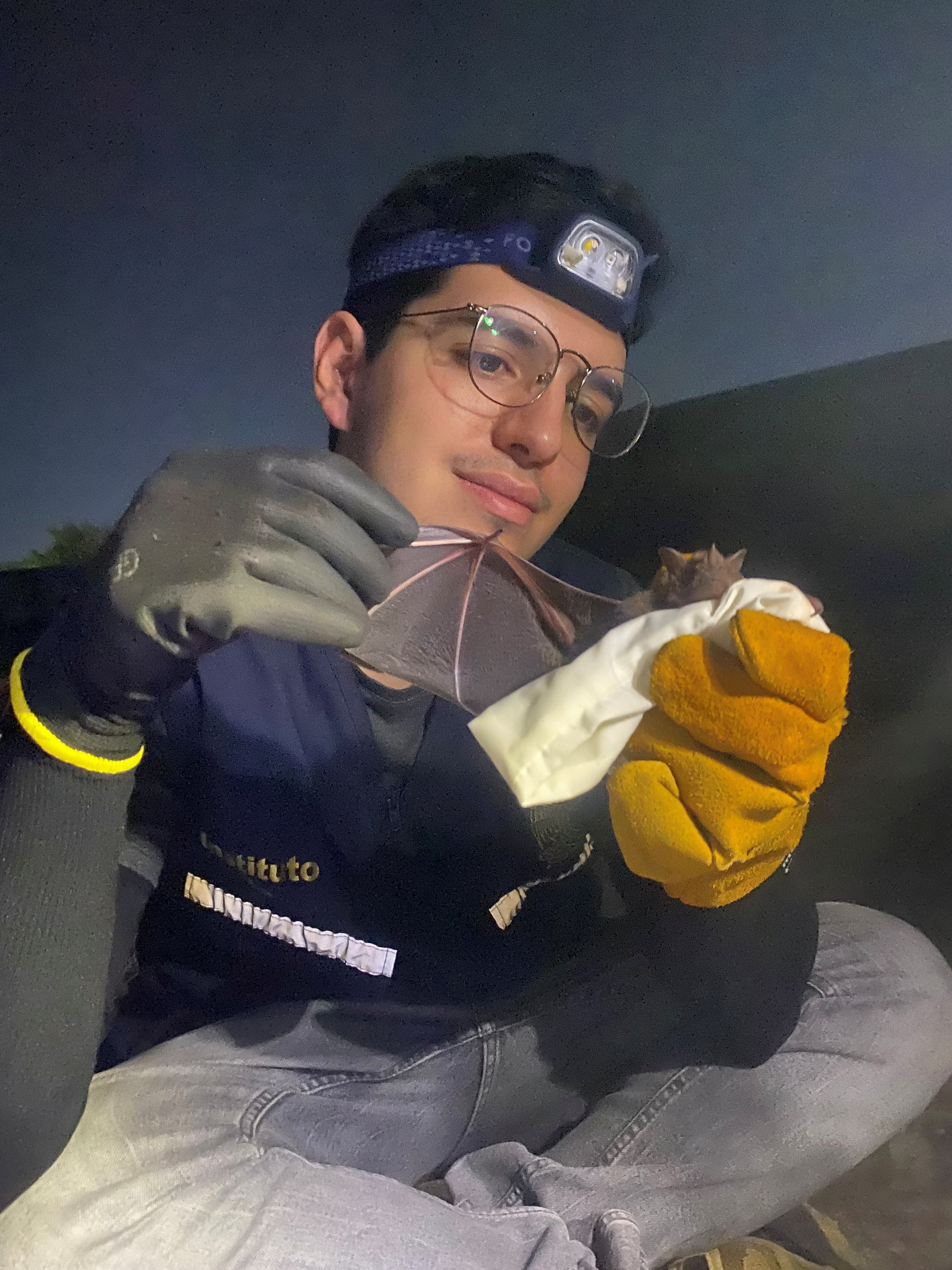 El señor González, con guantes, sostiene un bate en la mano y extiende ligeramente el ala.